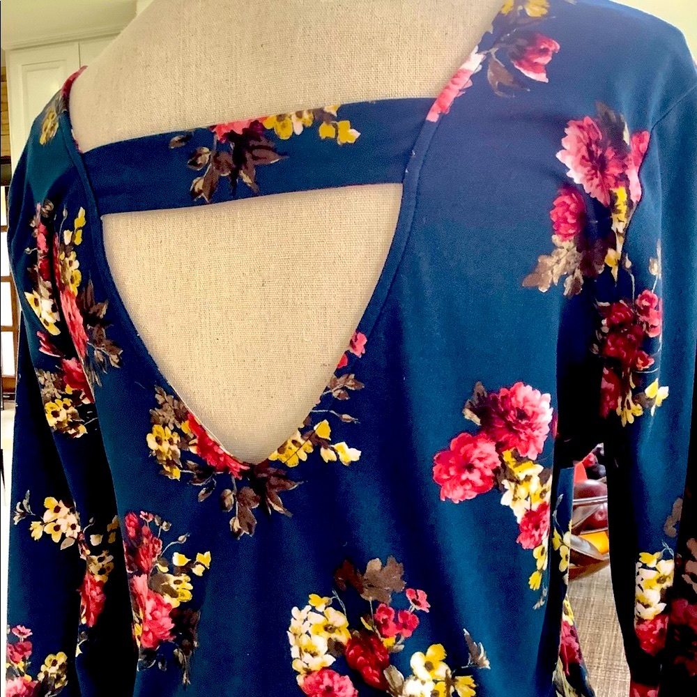 Flowered blouse 3/4 sleeve v-back - Picture 5 of 7